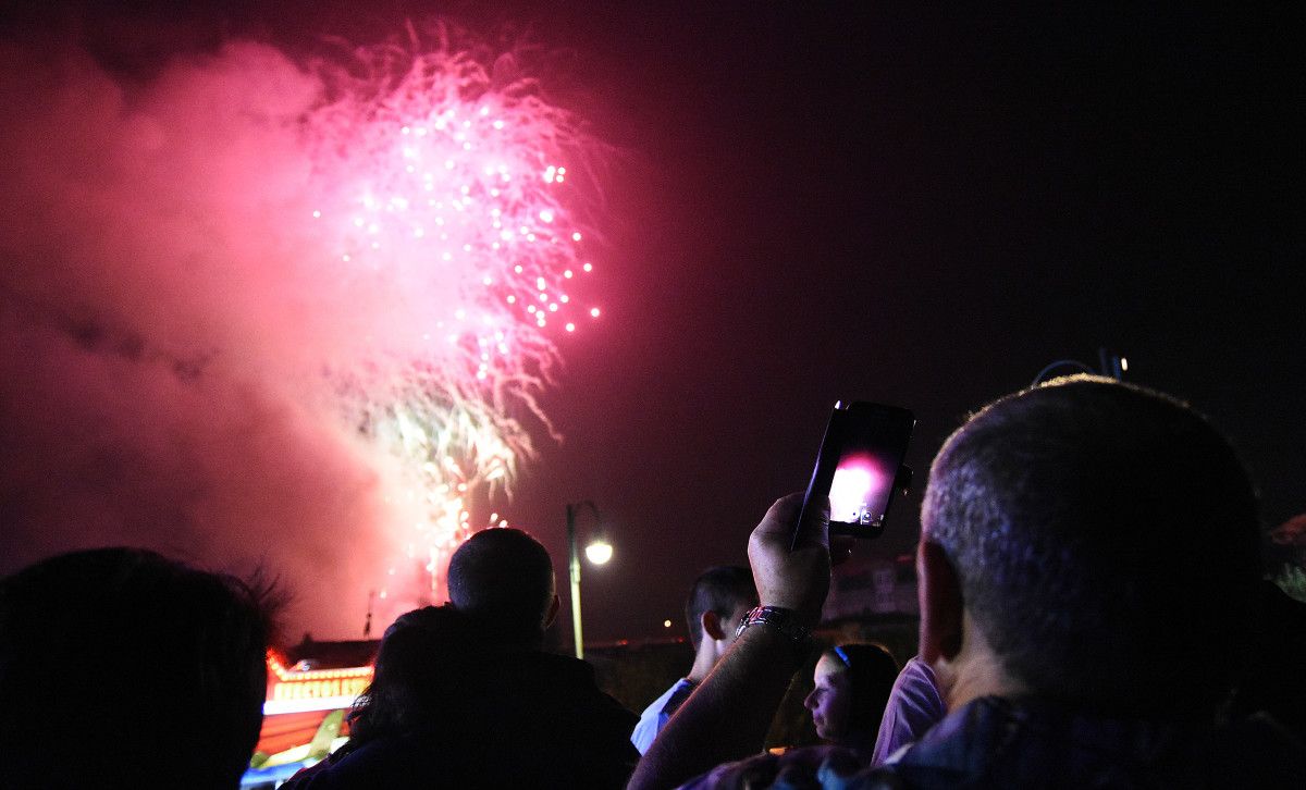 Tirada de fuegos de artificio desde As Corbaceiras por A Peregrina 2016