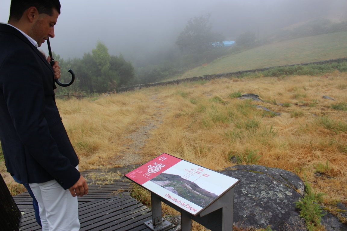 Visita de Andrés Díaz al área arqueológica de Tourón