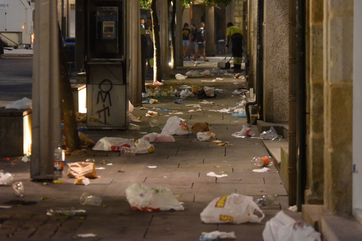 Un operario de limpieza retira la basura generada en la noche de peñas del sábado