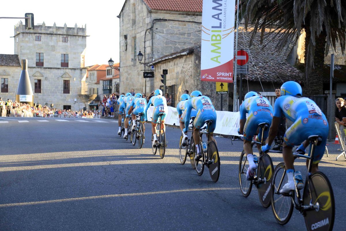 El equipo Astana en la contrarreloj por equipos, a su paso por Cambados