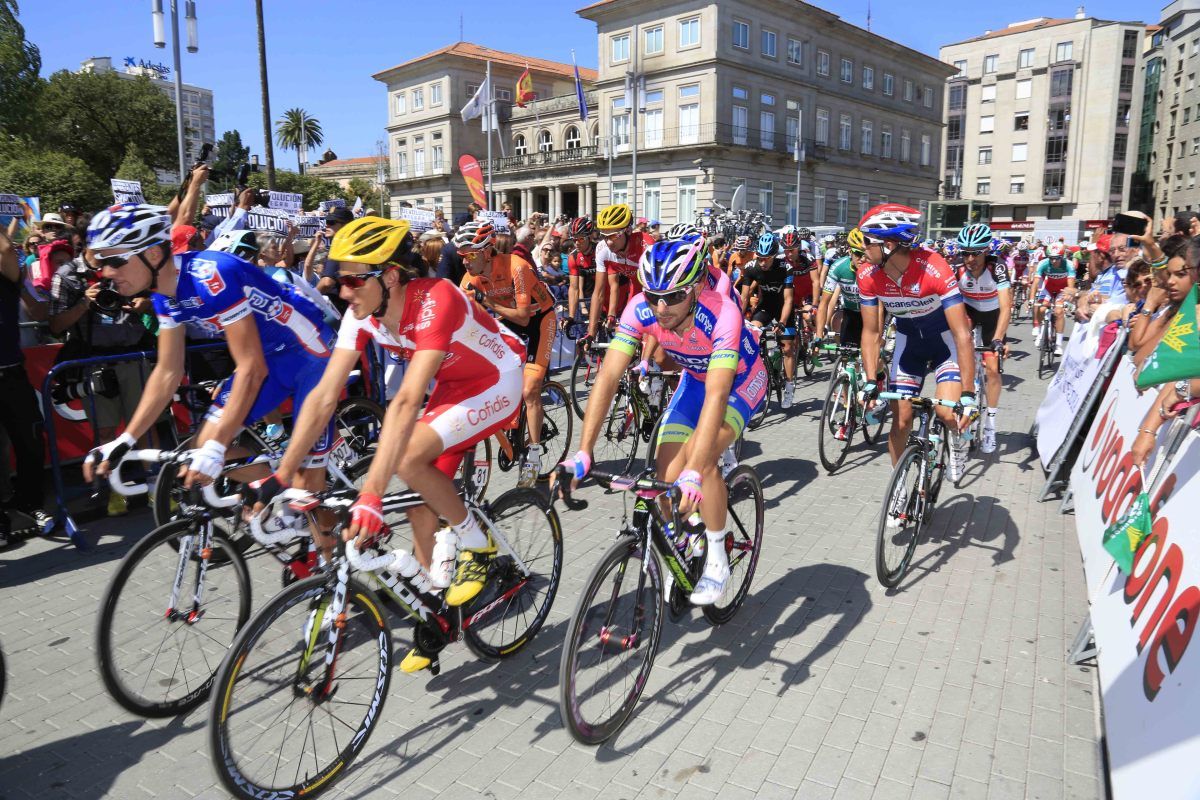 Salida neutralizada de la segunda etapa de La Vuelta en la Plaza de España de Pontevedra