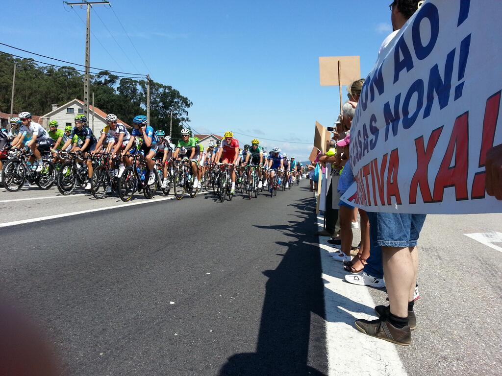 Vecinos de Bértola protestando contra la subestación eléctrica al paso de La Vuelta