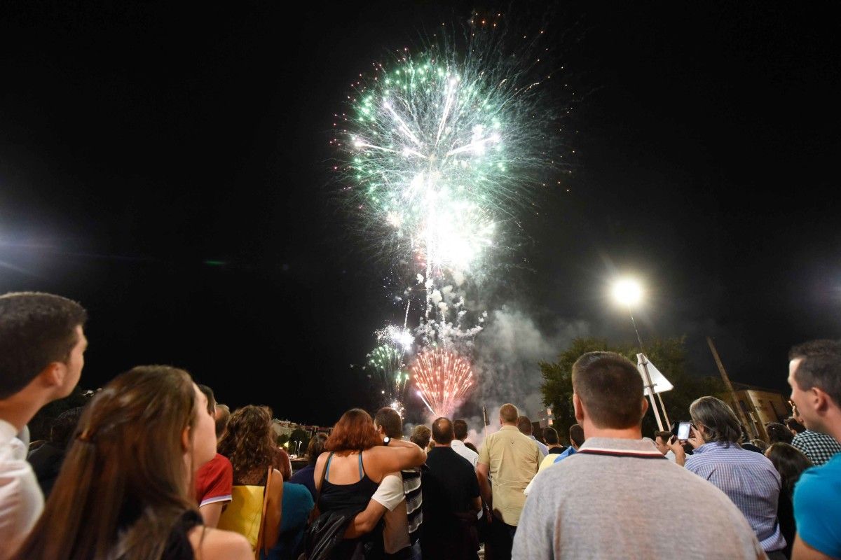 Fuegos artificiales en el cierre de las Fiestas de la Peregrina 2016