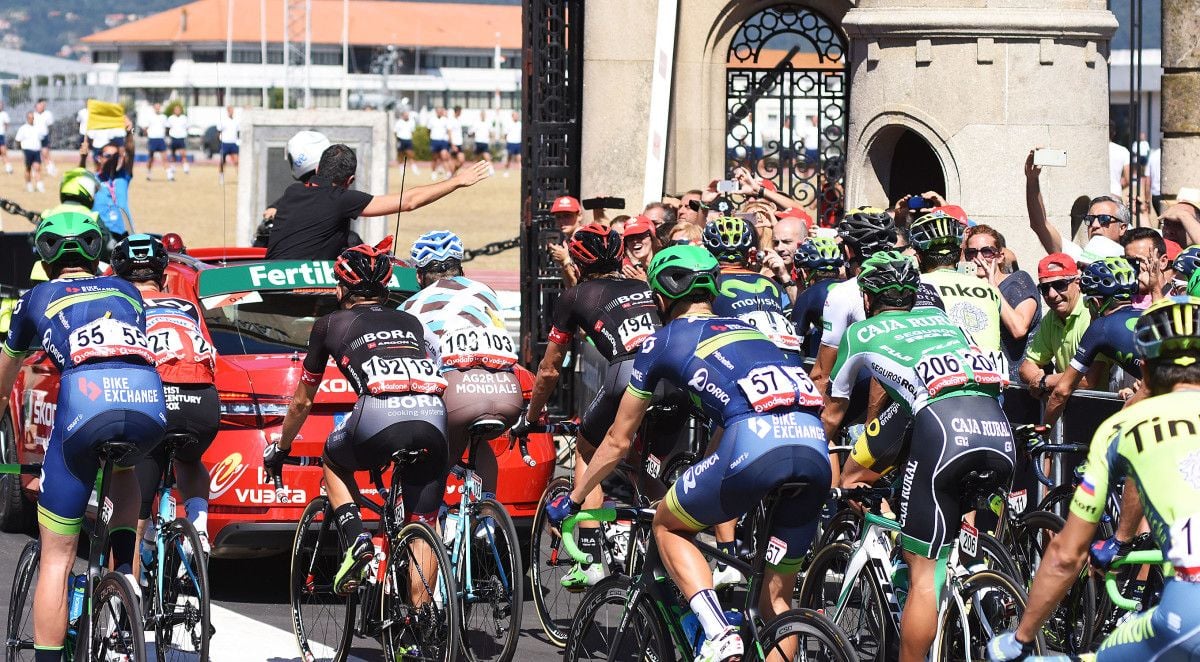 Saída da terceira etapa de La Vuelta 2016 en Marín