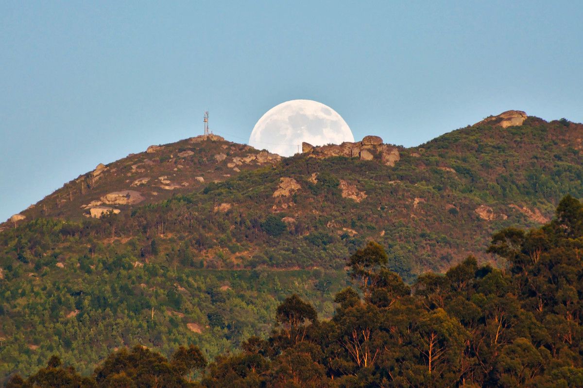 Luna saliendo por el monte da Fracha