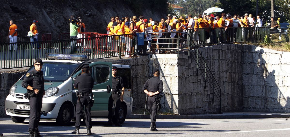 Afectados por las preferentes protestan a un kilómetro del Castillo de Soutomaior, donde Rajoy abre el curso político 2013