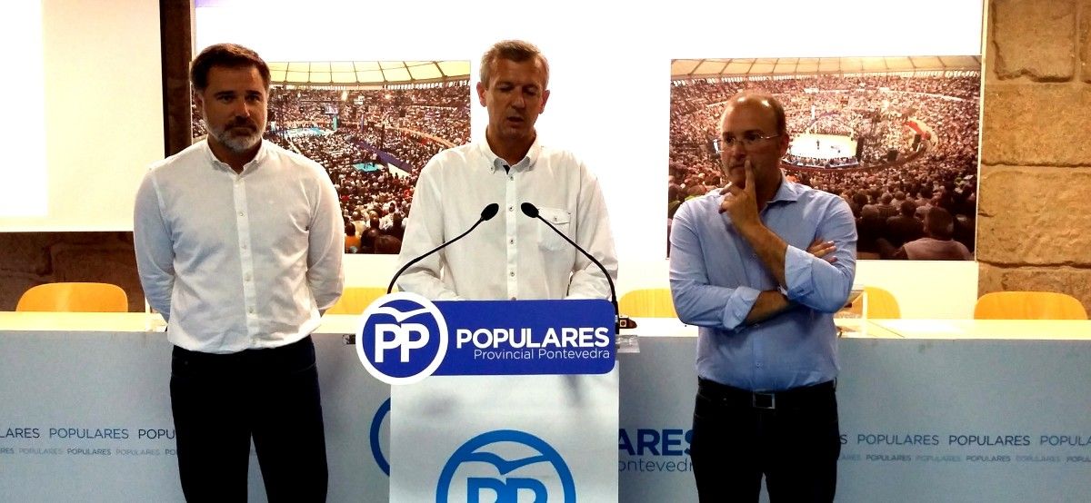 Jacobo Moreira, Alfonso Rueda y Miguel Tellado presentan el mitin del PP en la plaza de toros en Pontevedra