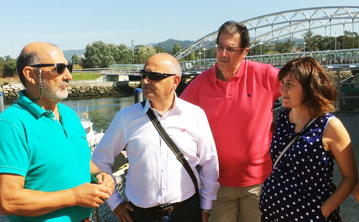 María Pierres y concejales socialistas junto a los directivos del Club Naval