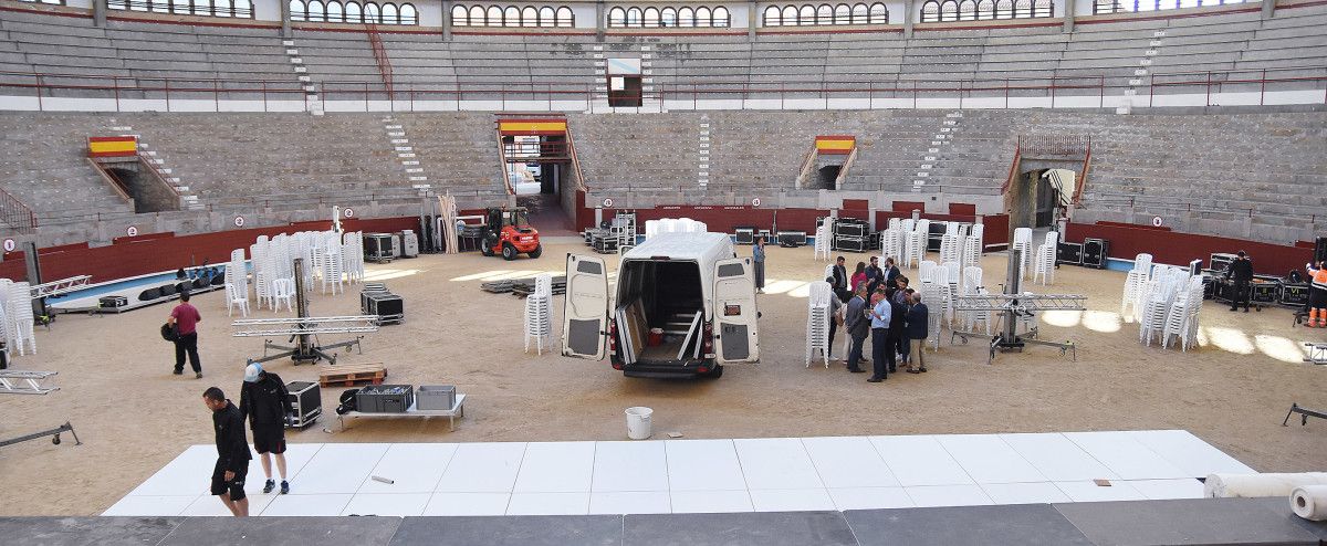 Trabajos de montaje del escenario para el mitin del PP en la plaza de toros