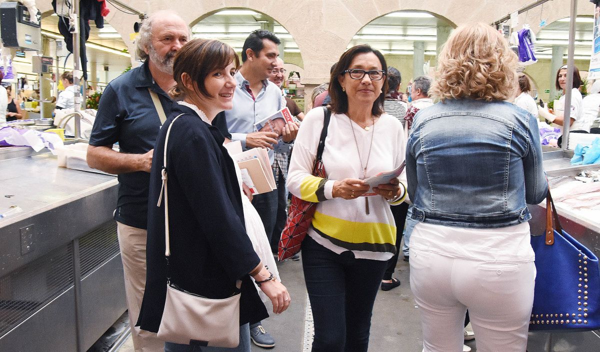 Patricia Vilán y María Pierres en el mercado municipal de Pontevedra