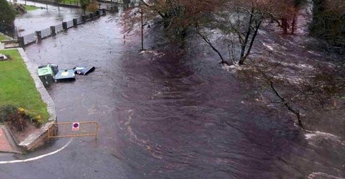 Inundaciones en Ponte Caldelas por la crecida del río Verdugo