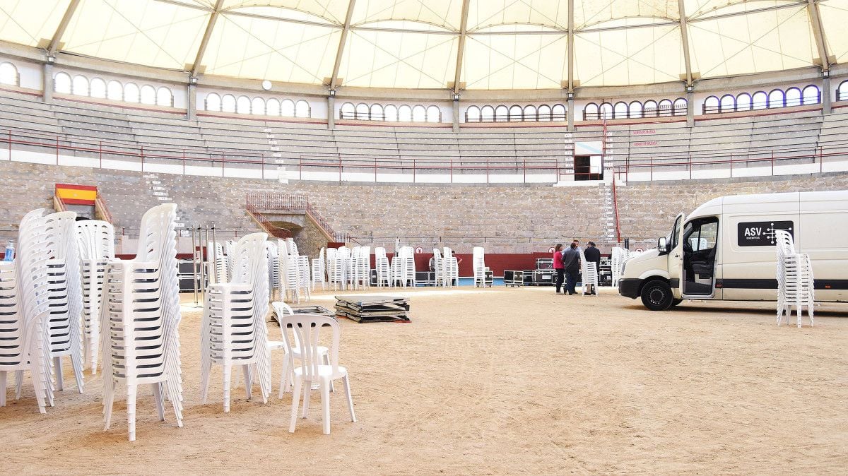 Trabajos de montaje del escenario en la plaza de toros