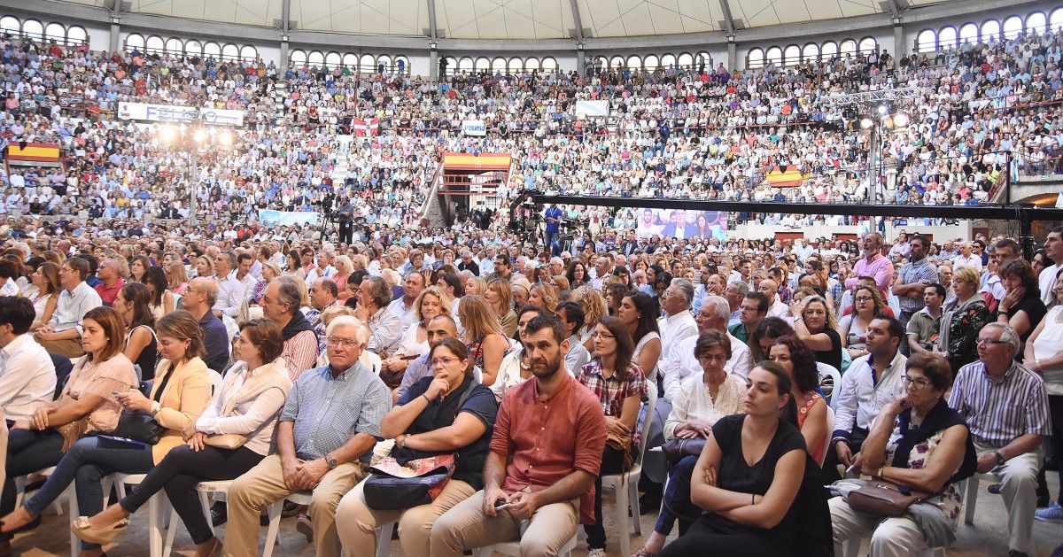 La plaza de toros de Pontevedra, llena hasta los topes por el mitin del PP