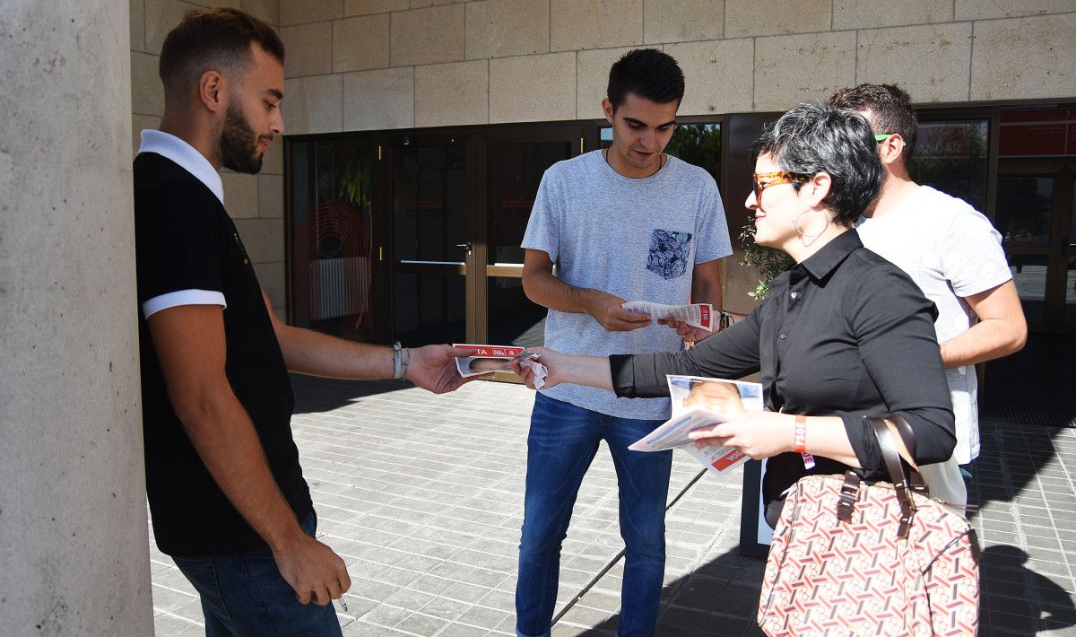 Patricia Vilán reparte propaganda socialista en el Campus de Pontevedra