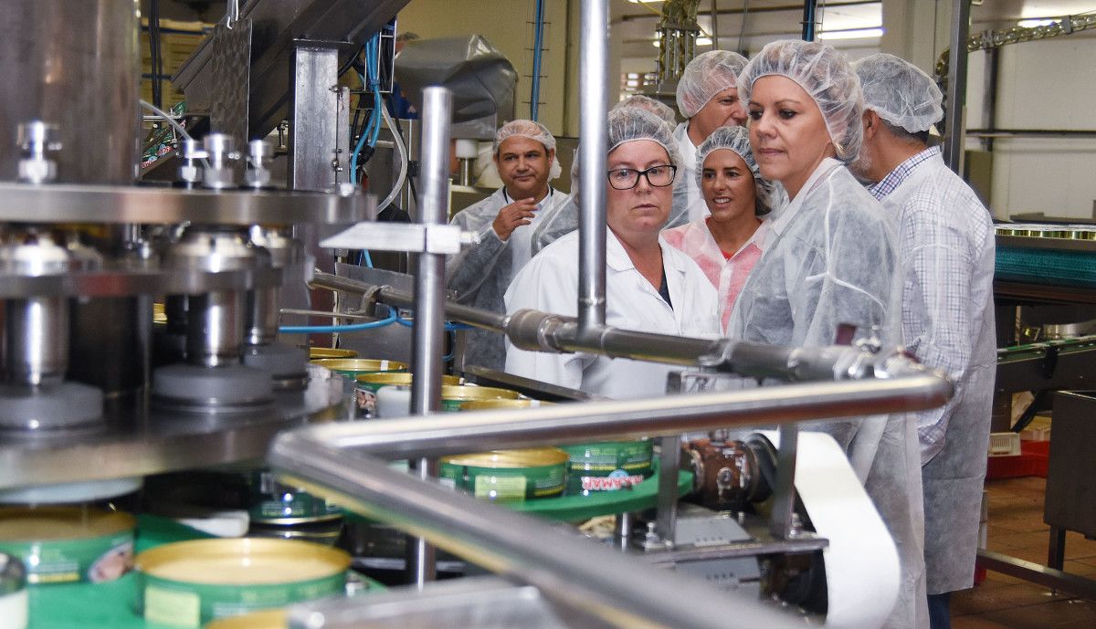 Visita de María Dolores de Cospedal a la fábrica de Pescamar