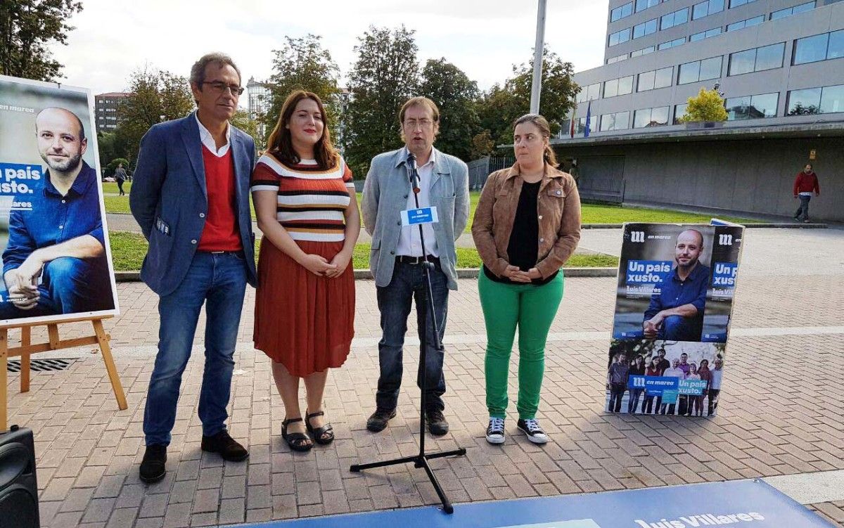 Luis Rei, Ángela Rodríguez, Xoan Hermida y Vanessa Angustia delante de la Xunta