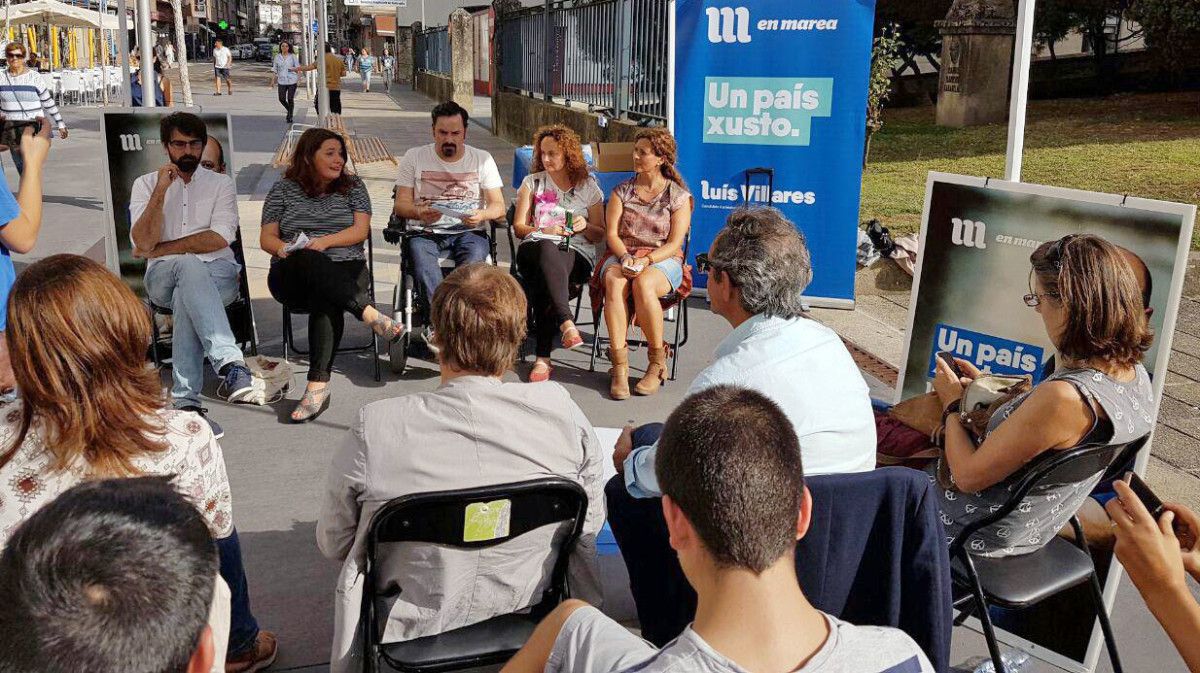 Acto político de En Marea Pontevedra frente al Hospital Provincial 