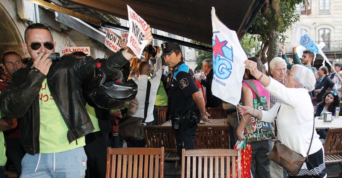 Protesta de trabajadores de Elnosa y el Parque de Maquinaria en el mitin del BNG