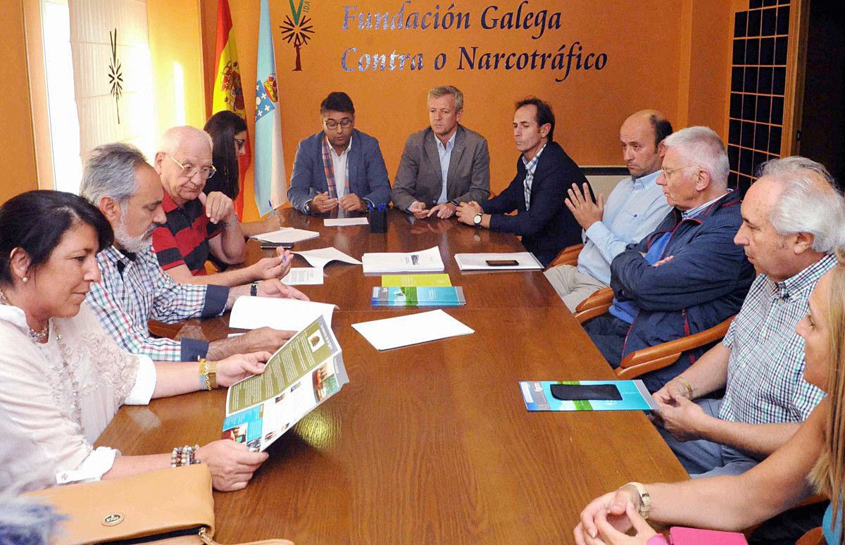 Alfonso Rueda, presidenta provincial del PP, con representantes de la Fundación Galega contra o Narcotráfico