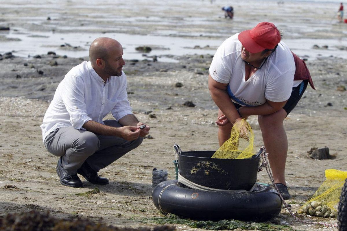 Luis Villares, junto a una mariscadora en Cambados