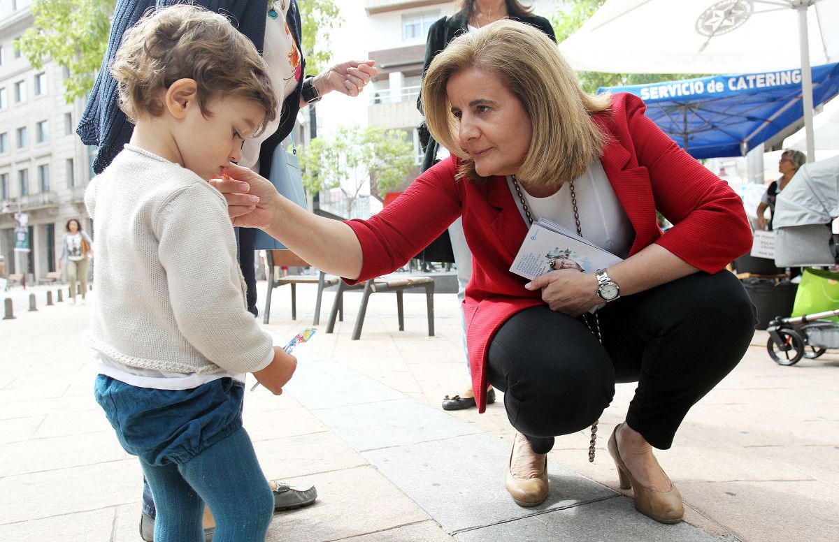 Fátima Báñez repartiendo propaganda del PP en Pontevedra