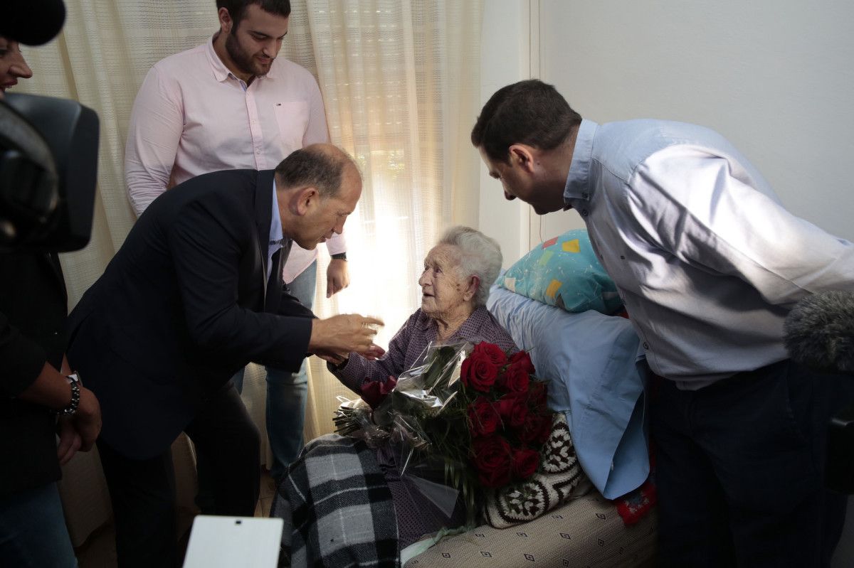 Visita de Leiceaga a Josefina Villaverde, la militante del PSOE más longeva de Galicia