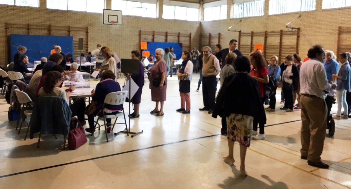 Gente votando en el CEIP Campolongo en las elecciones gallegas del 25-S