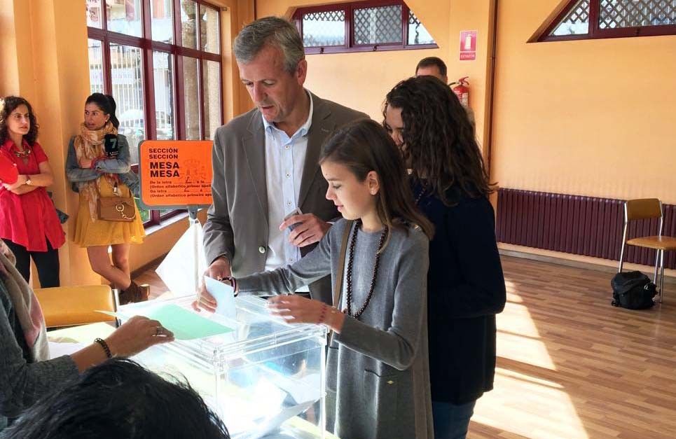 Alfonso Rueda votando en el CGTD en las elecciones gallegas del 25-S