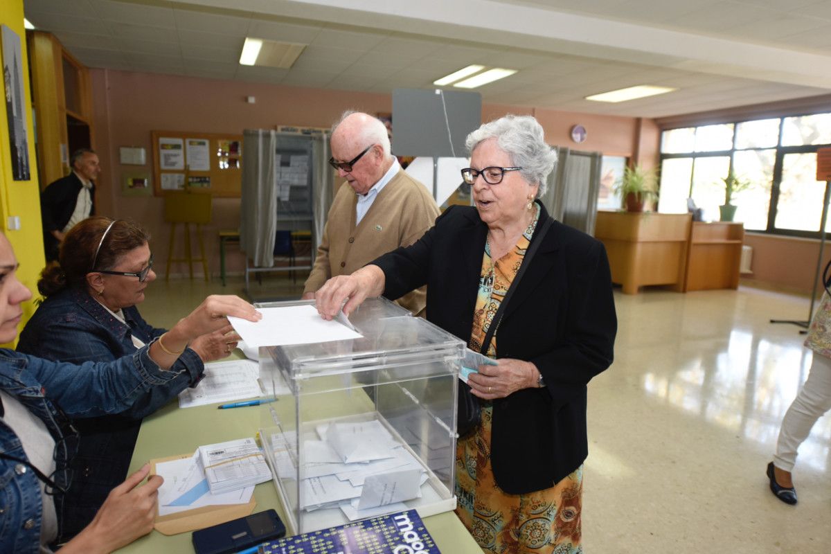 Gente votando en Pontevedra en las elecciones gallegas del 25-S