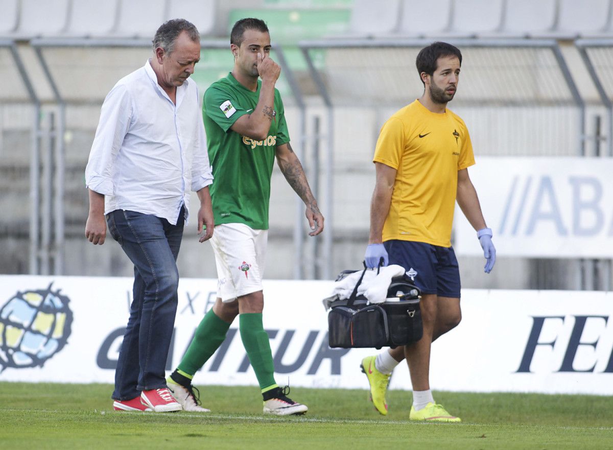 Dani Benítez se retira lesionado en un encuentro con el Ferrol en A Malata