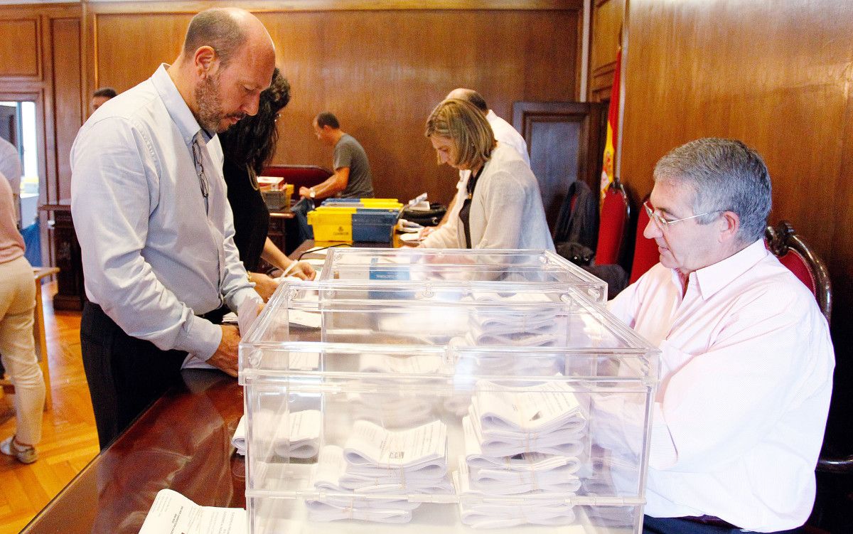 Recuento del voto exterior en la Audiencia de Pontevedra