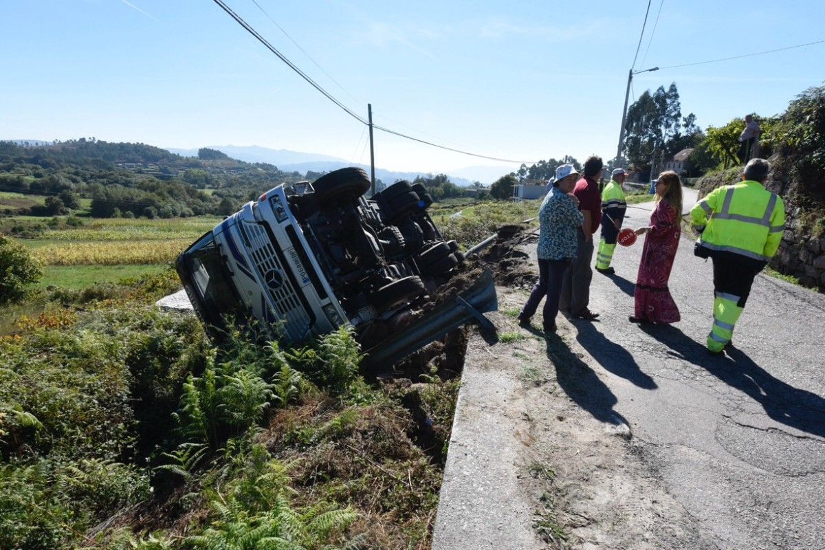 Camión volcado en Fontáns