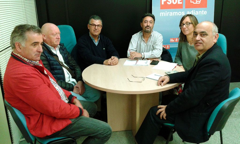 Reunión del grupo municipal socialista con los delegados sindicales en el Parque de maquinaria