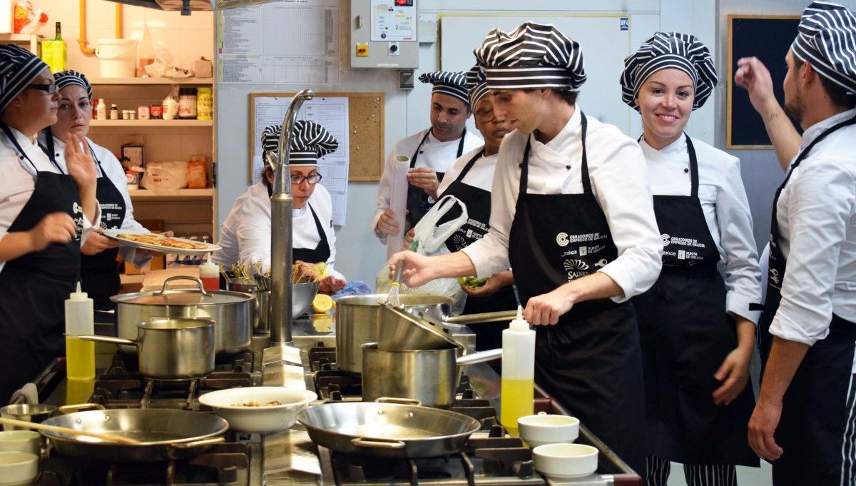 Alumnos del obradoiro de hostelería de O Salnés