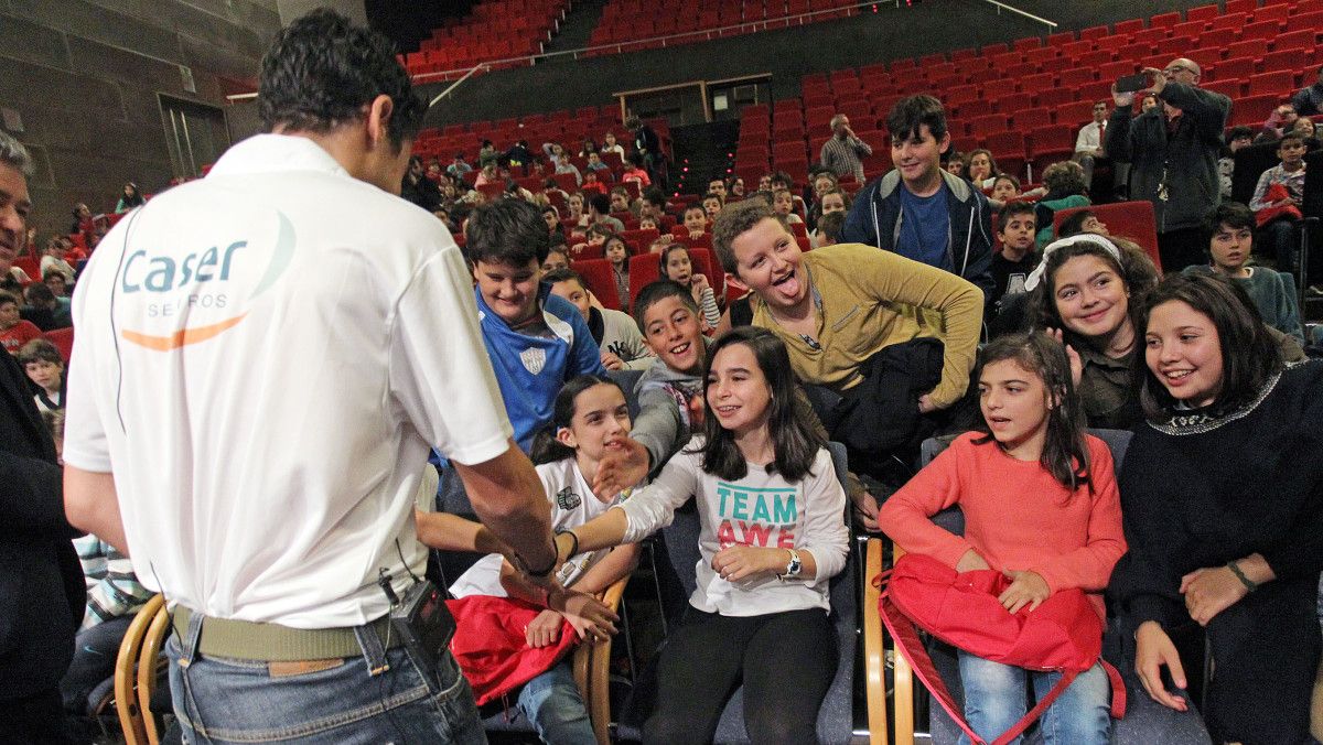 Gómez Noya celebra con escolares pontevedreses el Premio Princesa de Asturias