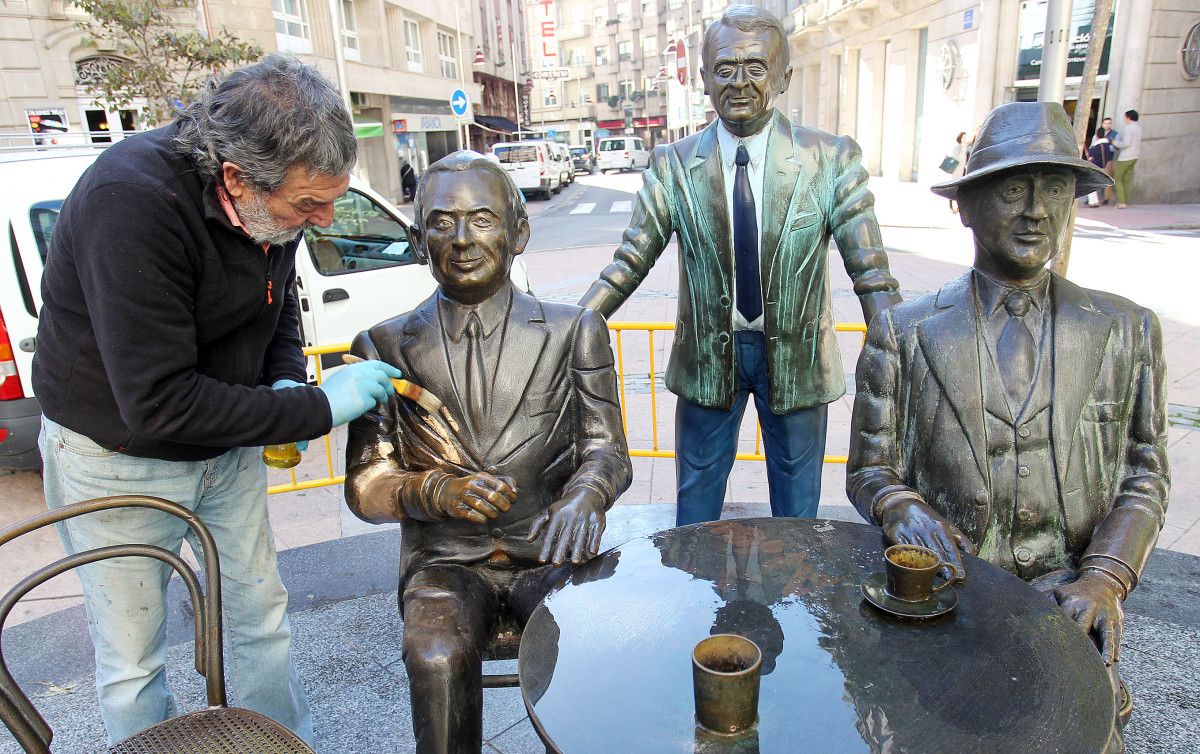 César Lombera reparando la figura de Paz Andrade en la tertulia de los músicos de San José