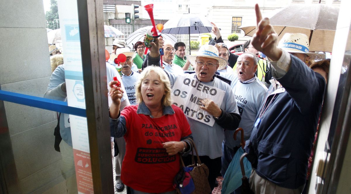 Protesta de los afectados por las preferentes ante las oficinas de NGB