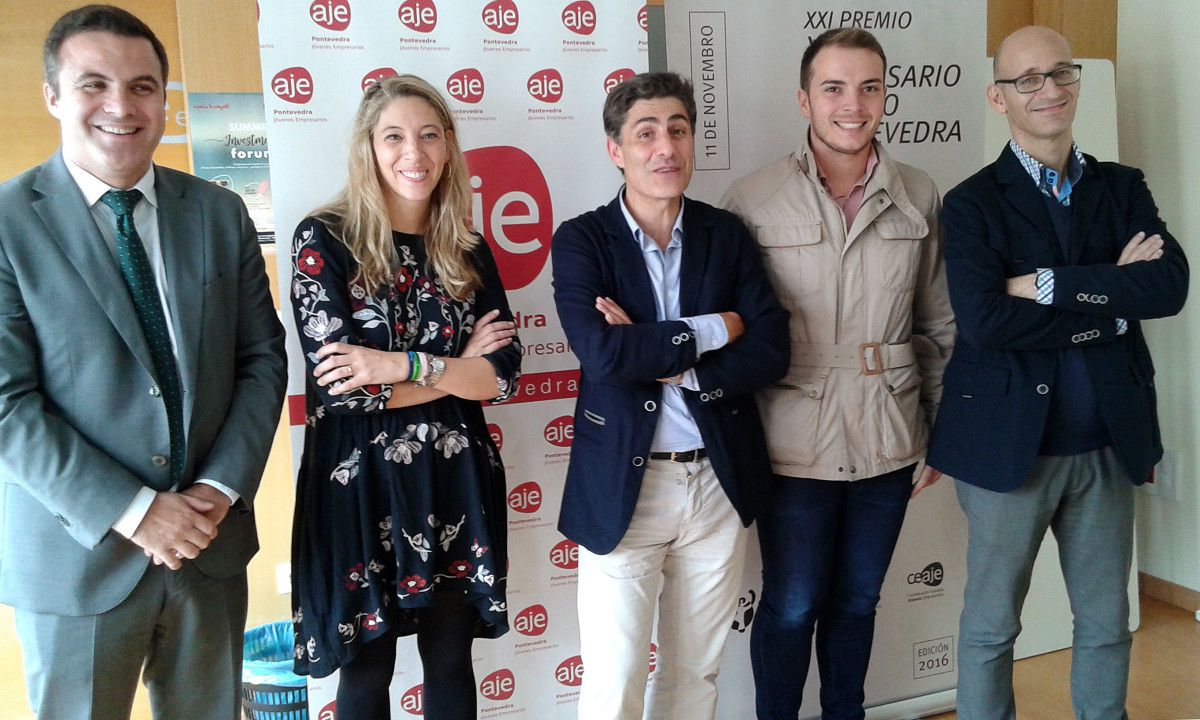 Juan José Vicente (en el centro de la imgen) junto a Lucía Pedroso y otros miembros de AJE Pontevedra