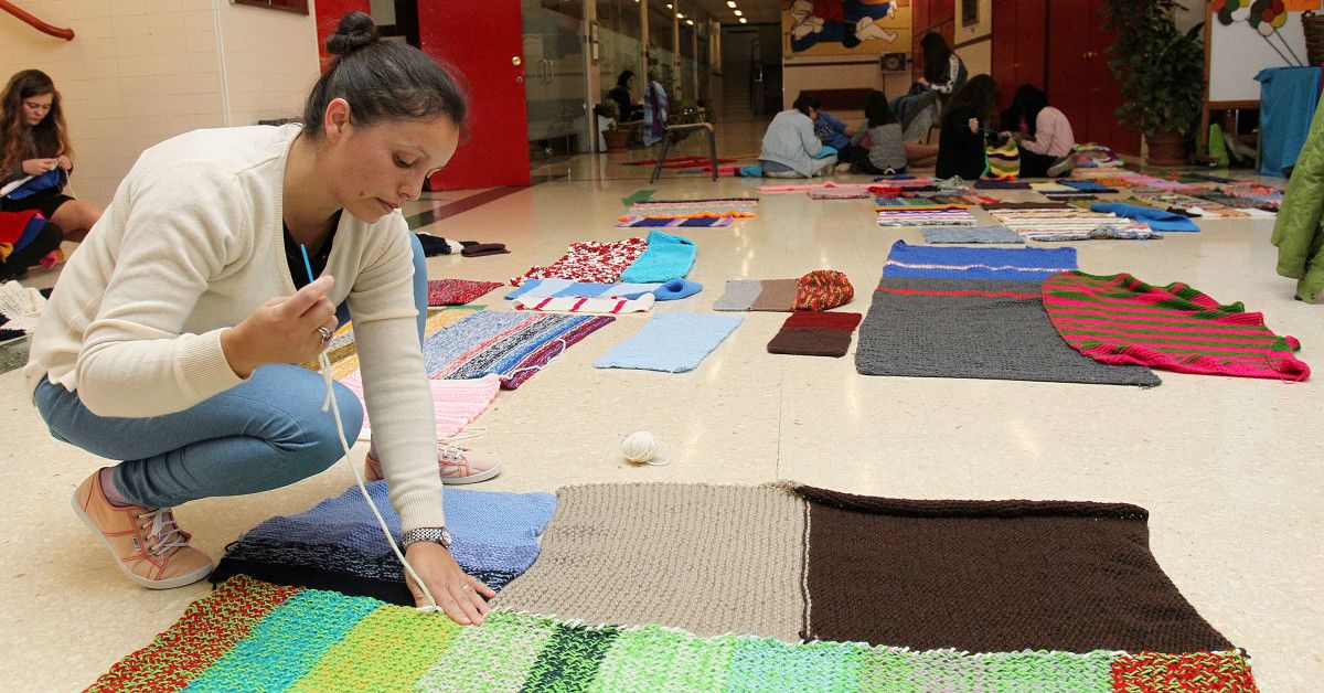 Alumnado, profesorado y familias del IES Luis Seoane teje mantas en el proyecto 'Tecidos de Paz'