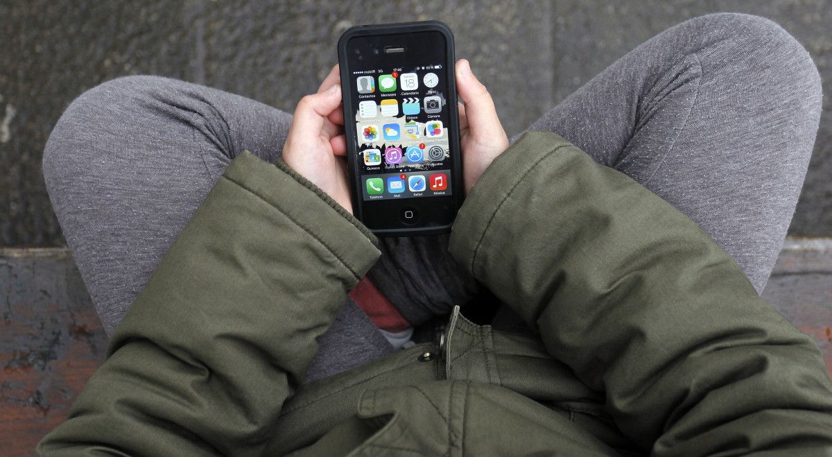 Una persona usando un teléfono móvil