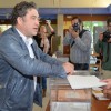Miguel Anxo Fernández Lores, votando na Casa da Cultura de Marcón