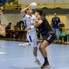 Álex Chan, en el partido entre Club Cisne Balonmano y Sinfín en el Príncipe Felipe