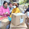 Voluntarias empaquetando material recogido por AGA Ucraína