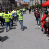 A cadea humana dos traballadores de Ence pasa por diante da mesa do PSOE