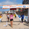 Paula Mayobre, ganadora de la II edición del medio maratón Maralba, entre O Grove y Sanxenxo