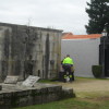 Operarios municipais ultiman a posta a punto do cemiterio de San Amaro