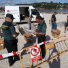 A Garda Civil inspecciona o material para o espectáculo pirotécnico das festas de San Roque de Portonovo