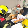 Visita de los bomberos de Pontevedra a los pacientes del área infantil del Hospital Provincial