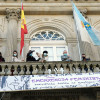 Responsables de la Deputación despliegan en el balcón del Pazo Provincial la pancarta con motivo del 25 de noviembre