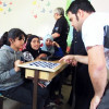 Voluntarios da Escola de Xadrez de Pontevedra no campo de refuxiados de Azraq (Xordania)